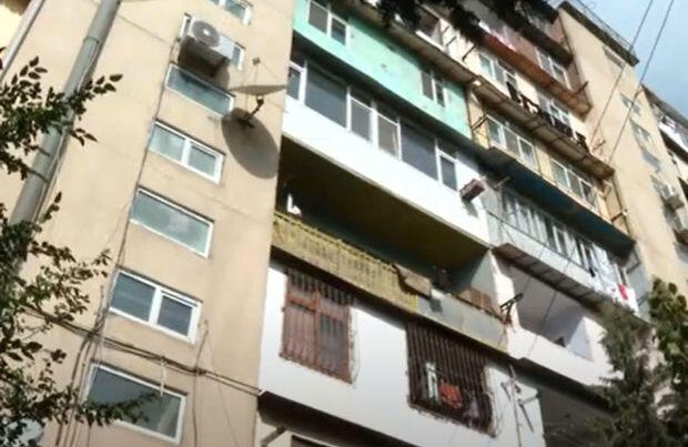 Bakıda 2 yaşlı uşaq 8-ci mərtəbədən yıxıldı – Sağ qaldı