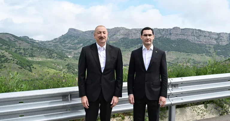 İlham Əliyev və Sərdar Berdiməhəmmədov Daşaltı kəndinin fonunda şəkil çəkdiriblər – FOTO