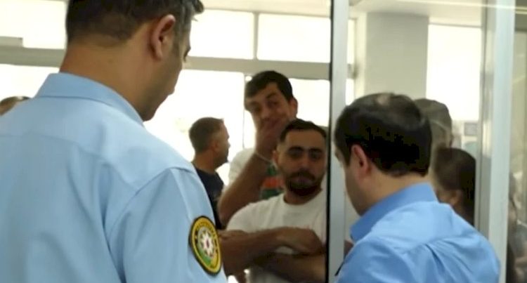 Kliniki Tibbi Mərkəzdə insident: Uşağın müayinəsi zamanı həkimlər mübahisə etdilər – VİDEO