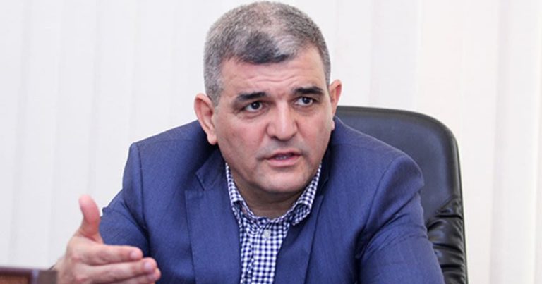 Kitabxanaçı 420 manat maaşla soyuq binada, 5 saat paltoya bürünüb işləyir