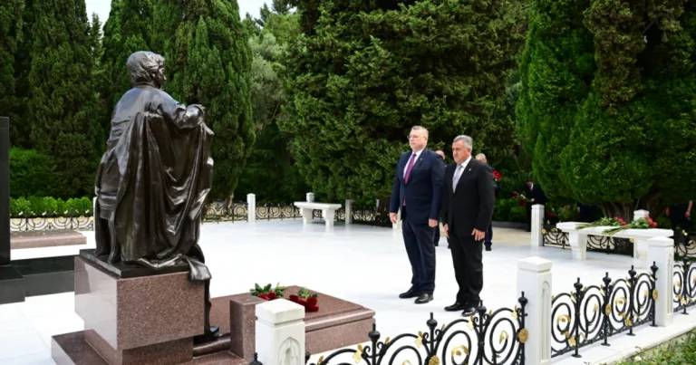 Həştərxan vilayətinin vitse-qubernatoru Fəxri xiyabanı ziyarət edib – FOTO