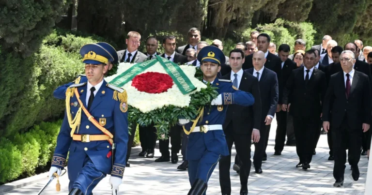 Türkmənistan prezidenti Fəxri xiyabanda Heydər Əliyevin məzarını ziyarət edib – FOTO