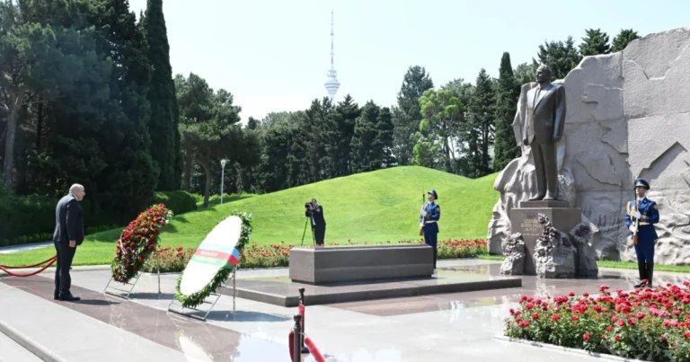 İordaniya Nümayəndələr Palatasının sədri Fəxri xiyabanı və Zəfər parkını ziyarət edib – FOTO İordaniya Nümayəndələr Palatasının sədri Fəxri xiyabanı və Zəfər parkını ziyarət edib – FOTO
