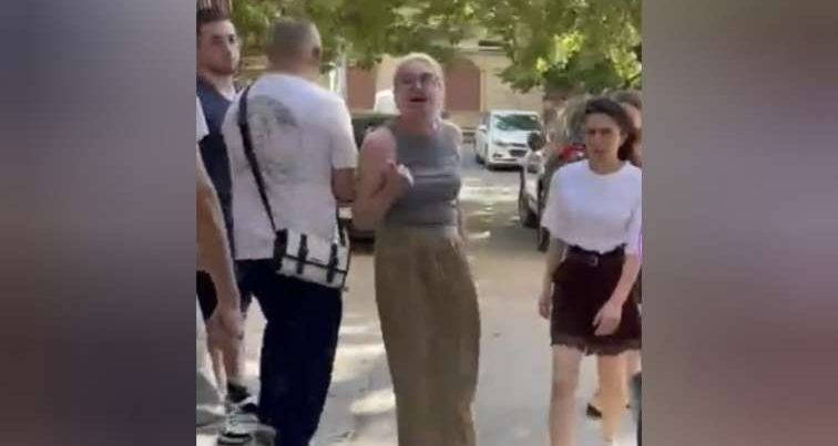 Bakıda qonşular arasında DAVA: Qadın yolu bağladı – VİDEO