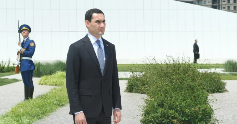 Türkmənistan prezidenti Zəfər parkını ziyarət edib – FOTO