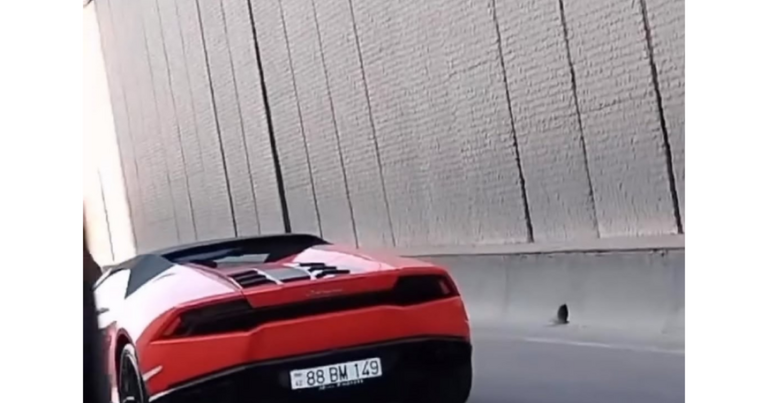 Balaəli yeni aldığı “Ferrari”si ilə GÖRÜNTÜLƏNDİ – VİDEO