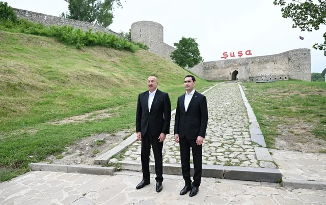 Prezidentlər Şuşada Azərbaycanın tanınmış şəxsiyyətlərinin işğal dövründə güllələnmiş büstlərinə baxıblar – FOTO