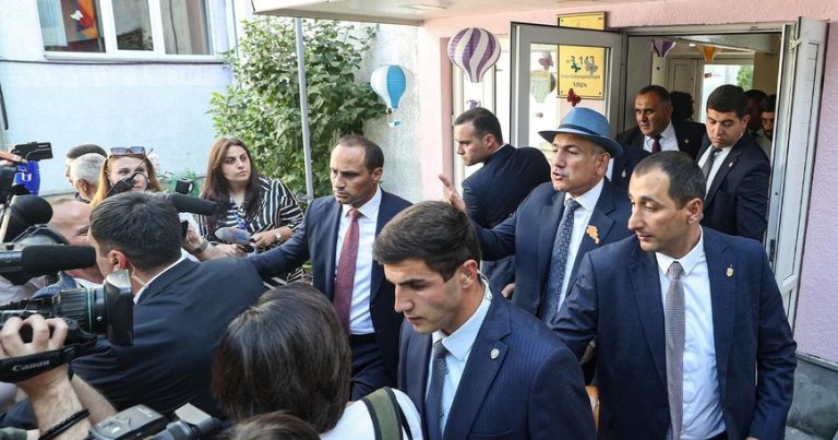 Paşinyan qələbəsini elan etdi: “hökuməti təkbaşına quracağam” Paşinyan qələbəsini elan etdi: “hökuməti təkbaşına quracağam”