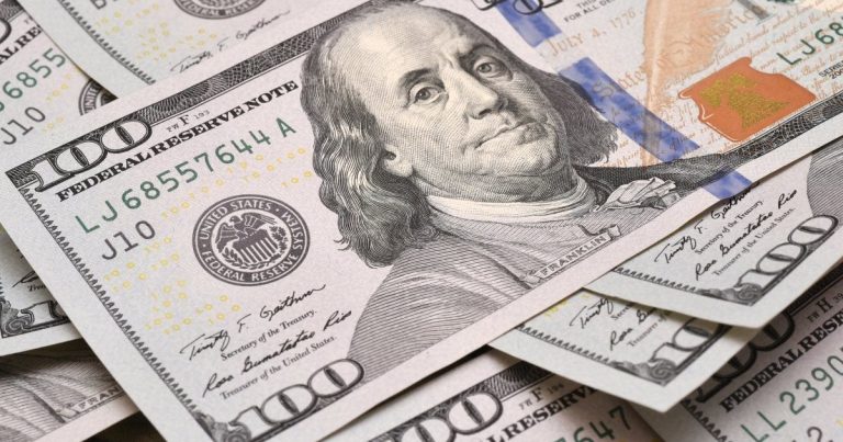 Dollar son bir ilin ən yüksək səviyyəsinə çatdı