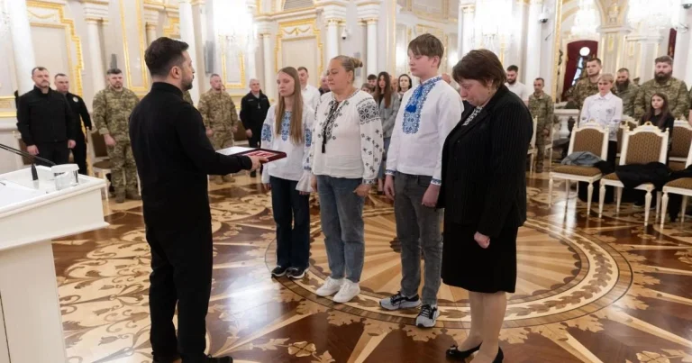 Zelenski müharibə dövründə emosional anlardan danışdı: “Əmr vermək çətindir” Zelenski müharibə dövründə emosional anlardan danışdı: “Əmr vermək çətindir”