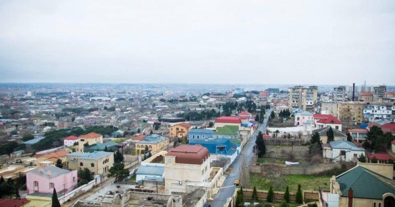 Buzovnada bir qrup sakin küçəyə çılpaq çıxırlar – İddia