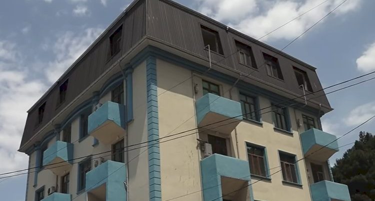 Ev alan vətəndaşlar çıxılmaz vəziyyətdə: “Üç ildir buradayıq, indi gəlib çıxarırlar” Ev alan vətəndaşlar çıxılmaz vəziyyətdə: “Üç ildir buradayıq, indi gəlib çıxarırlar”
