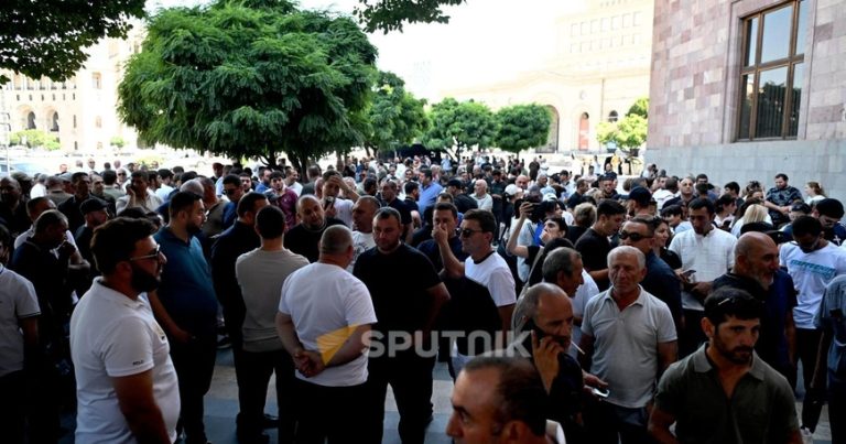 Ermənistanda fermerlər üsyana qalxdı – Paşinyanı axtarırlar