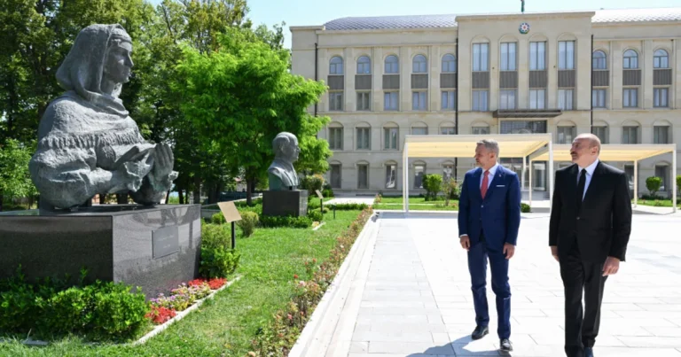İlham Əliyev və Peter Pelleqrini Şuşada Azərbaycanın tanınmış şəxsiyyətlərinin işğal dövründə güllələnmiş büstlərinə baxıblar