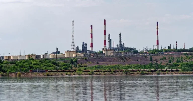 Reuters: PUA hücumundan sonra Saratov Neft Emalı Zavodu fəaliyyətini dayandırıb Reuters: PUA hücumundan sonra Saratov Neft Emalı Zavodu fəaliyyətini dayandırıb