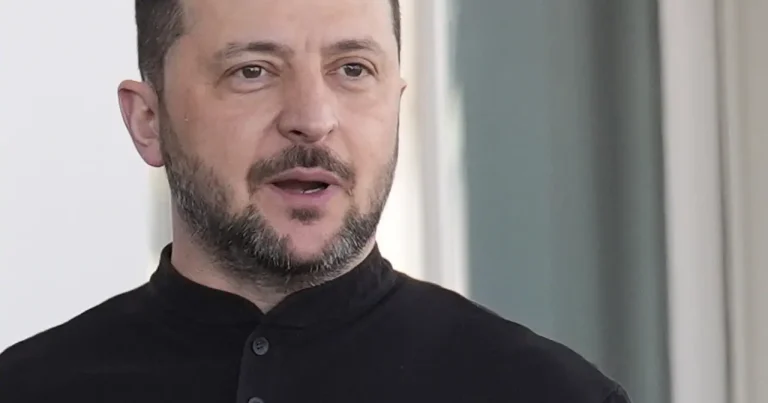 Zelenski Çerniqov istiqamətində vəziyyəti korpus komandirləri ilə müzakirə edib Zelenski Çerniqov istiqamətində vəziyyəti korpus komandirləri ilə müzakirə edib