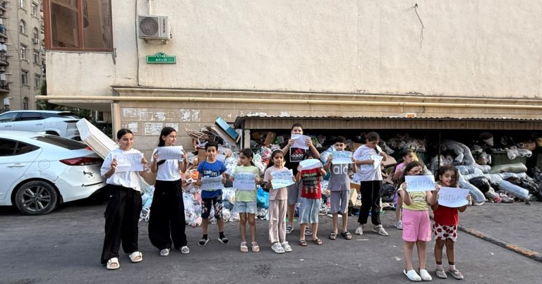 AAAF Parkda sakinlərin etirazı: 13 saylı binanın qarşısı zibil içində qalıb