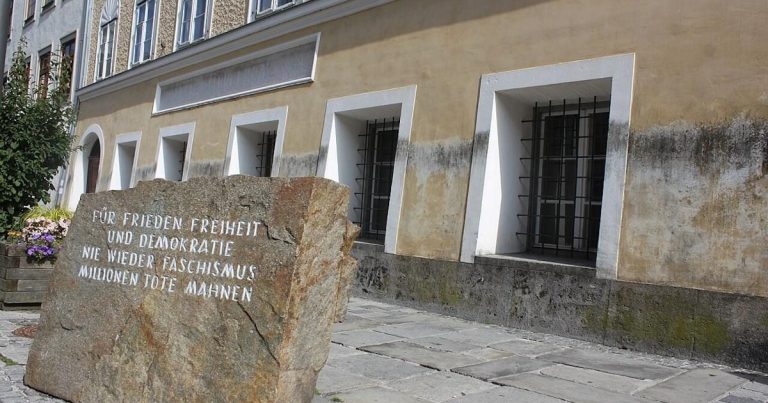 Avstriya Hitlerin doğulduğu evi polis bölməsinə çevirdi Avstriya Hitlerin doğulduğu evi polis bölməsinə çevirdi