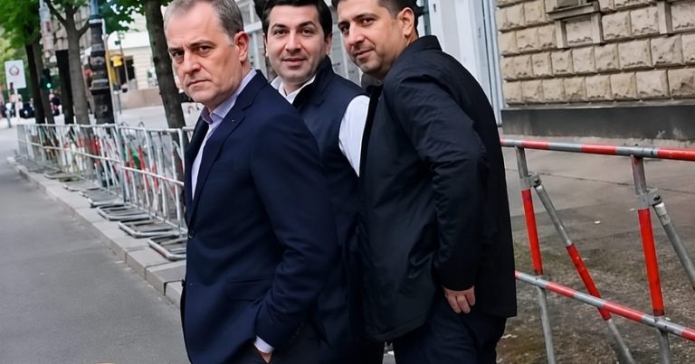 Ceyhun Bayramov və Hikmət Hacıyev təxribatçı suallara belə cavab verdi — VİDEO