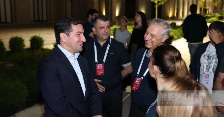 Hikmət Hacıyev IV Şuşa Qlobal Media Forumunun iştirakçıları ilə görüşüb