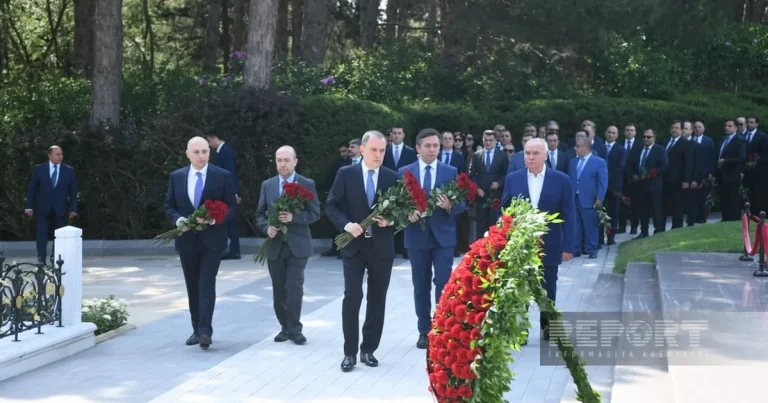 XİN-in kollektivi Fəxri və Şəhidlər xiyabanlarını ziyarət edib – FOTO