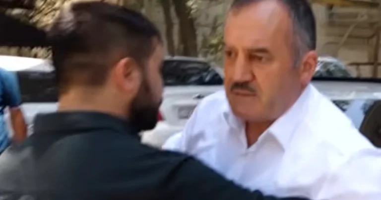 Klinika rəhbəri jurnalistlərə hücum etdi: Baku TV-nin əməkdaşına xəsarət yetirdi – VİDEO Klinika rəhbəri jurnalistlərə hücum etdi: Baku TV-nin əməkdaşına xəsarət yetirdi – VİDEO