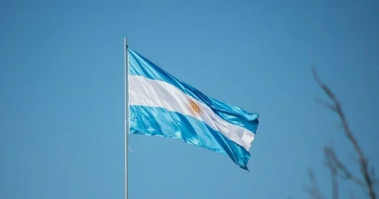 Britaniya gəmisi Argentina sularında: Rəsmi Buenos-Ayresdən kəskin etiraz