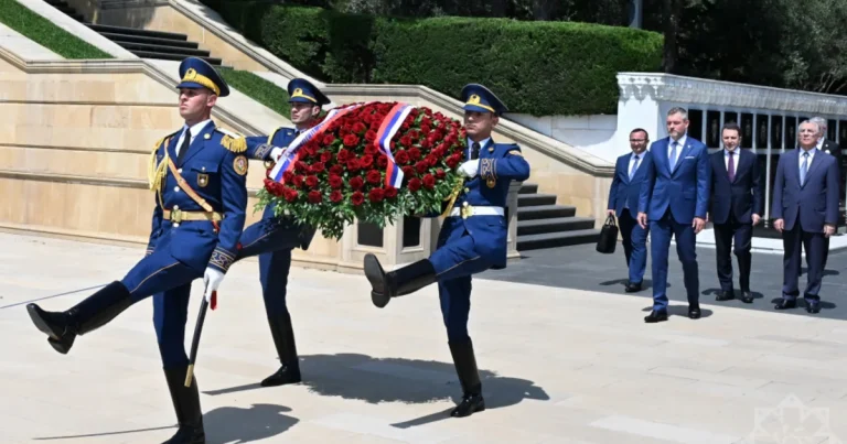 Slovakiya prezidenti Bakıda şəhidlərin xatirəsini anıb – FOTO