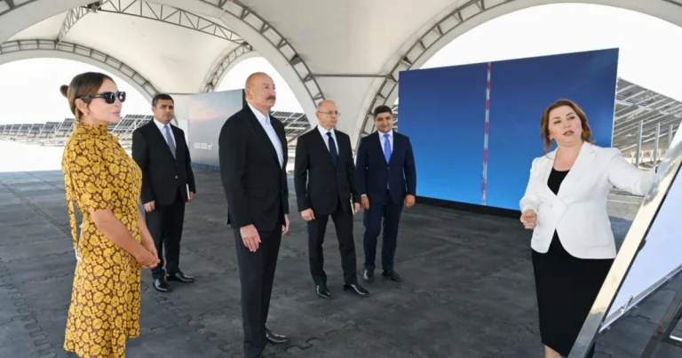 Prezident Naxçıvan şəhərində “Şəms 1” və “Qərbi Üfüq” Günəş Elektrik stansiyalarında görülən işlərlə tanış olub – FOTO