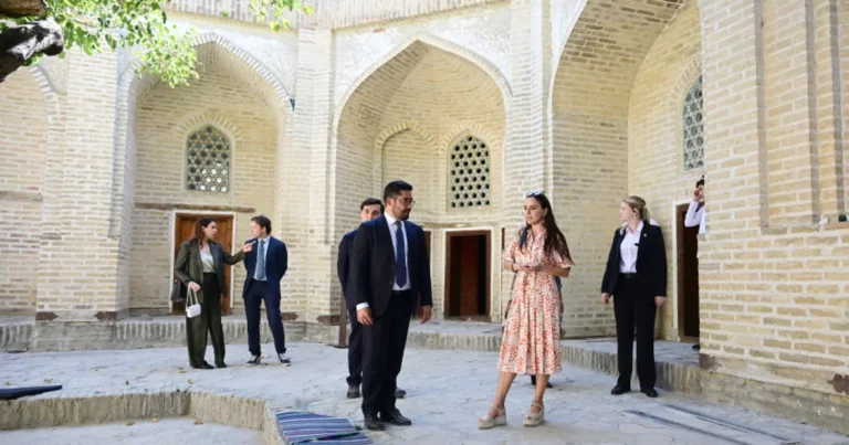 Leyla Əliyeva ilk Buxara Biennalesinin əsərləri ilə tanış olub – FOTO Leyla Əliyeva ilk Buxara Biennalesinin əsərləri ilə tanış olub – FOTO