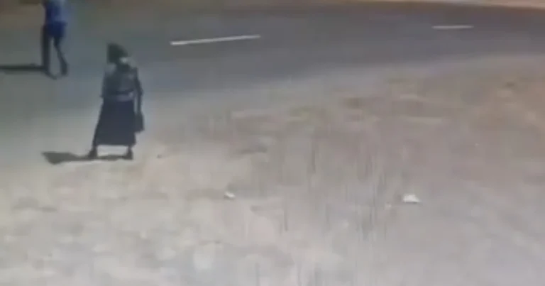 Salyanda avtomobil ananın gözü qarşısında oğlunu vuraraq öldürdü – ANBAAN VİDEO Salyanda avtomobil ananın gözü qarşısında oğlunu vuraraq öldürdü – ANBAAN VİDEO