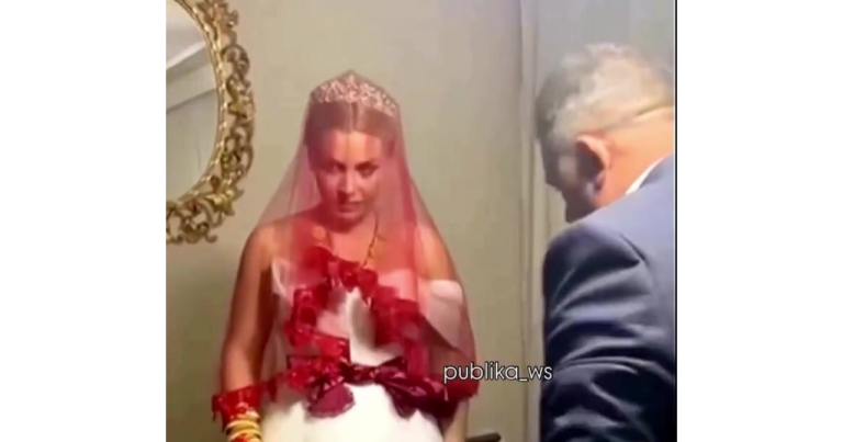Gəlindən qayınatasının ayağını öpməsini istədi – (Video)