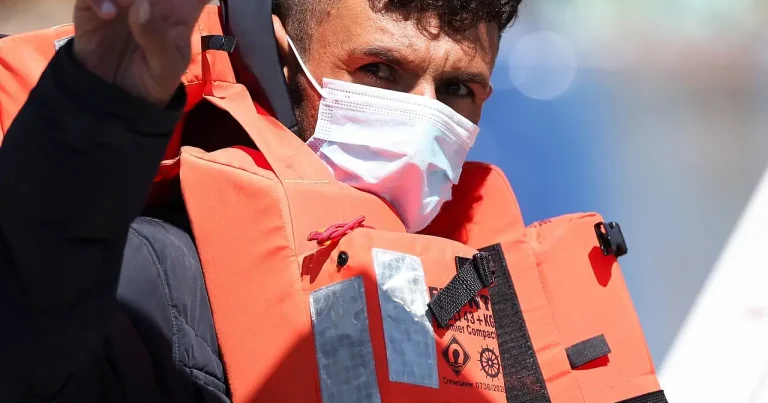 Böyük Britaniyaya bir qayıqla rekord sayda miqrant gəlib