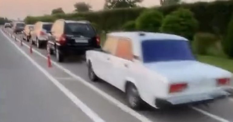 Velosiped zolağını parkinqə çevirdilər – VİDEO Velosiped zolağını parkinqə çevirdilər – VİDEO