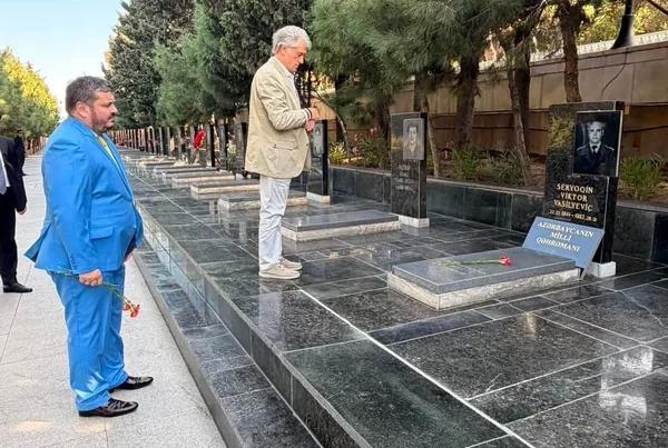 Viktor Yuşenko Şəhidlər xiyabanını ziyarət edib və Azərbaycanın Milli Qəhrəmanının xatirəsini anıb – FOTO