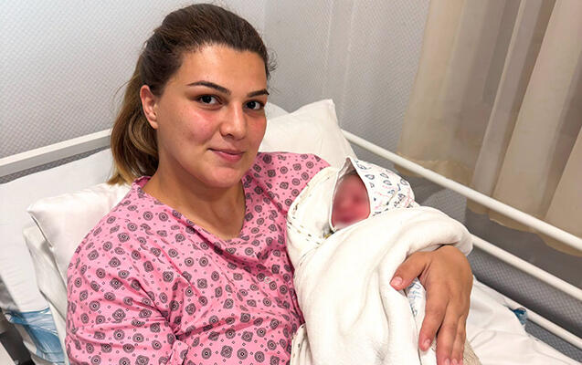 Təcili tibbi yardım maşınında ana oldu – (Foto)
