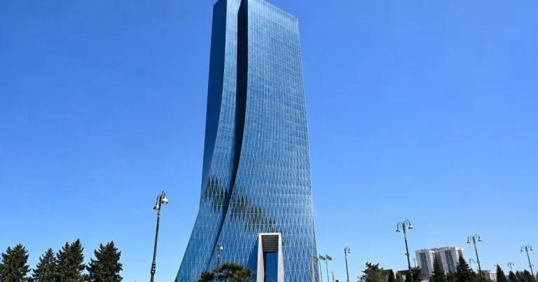 Mərkəzi Bankın yüksəkvəzifəli şəxsi işdən çıxdı – FOTO
