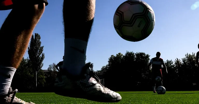 Taylandda futbol matçı faciə ilə nəticələndi: İldırım oyunçunu vuraraq öldürdü