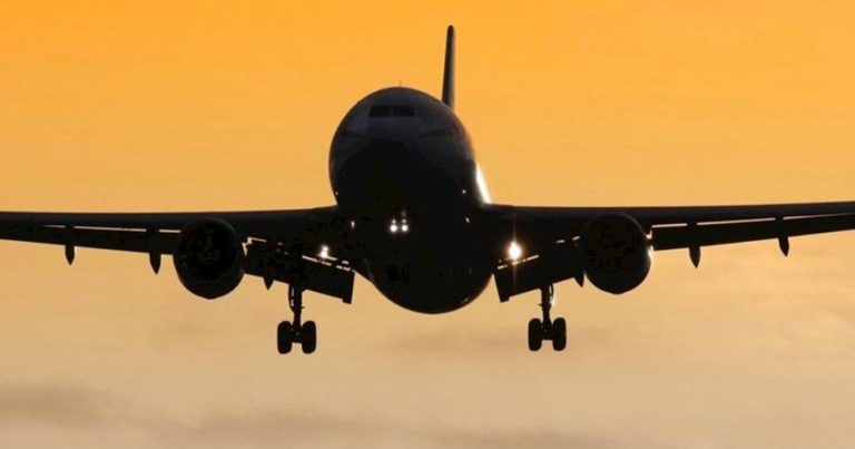 Bakıya uçan təyyarə məcburi eniş etdi