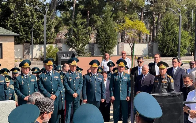 Generalın dəfninə görün kimlər gəldi – Foto Generalın dəfninə görün kimlər gəldi – Foto