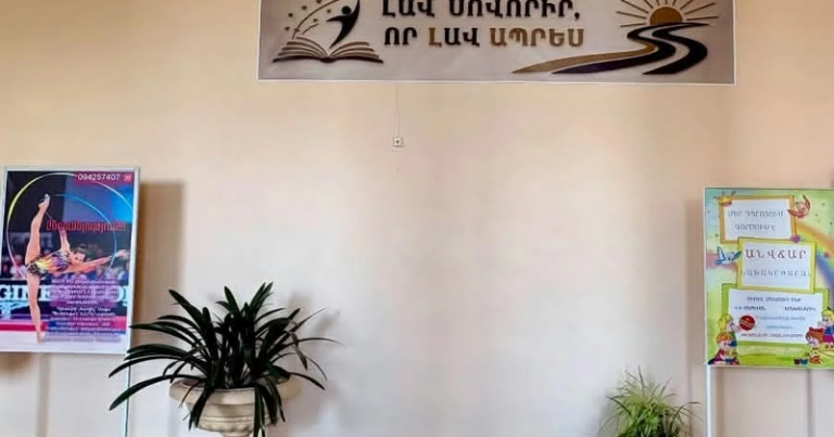 Ermənistan məktəblərində qəribə görüntü: divardakı yazıya baxın – FOTO
