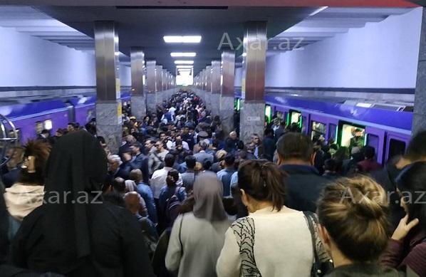 Metroda təhlükəli anlar: Qatarlar bir saata yaxın tuneldə qaldı