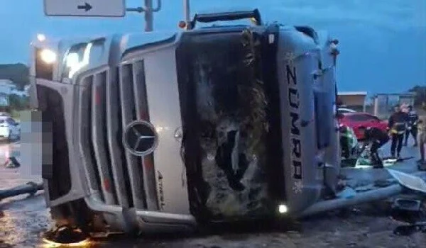 Türkiyədə azərbaycanlının üzərinə TIR aşdı – Video Türkiyədə azərbaycanlının üzərinə TIR aşdı – Video