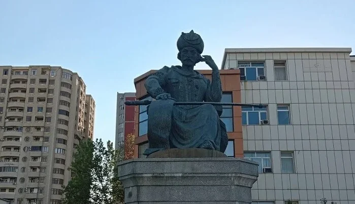 Xətainin heykəlinin üzərindəki yazı müzakirə yaratdı – Foto