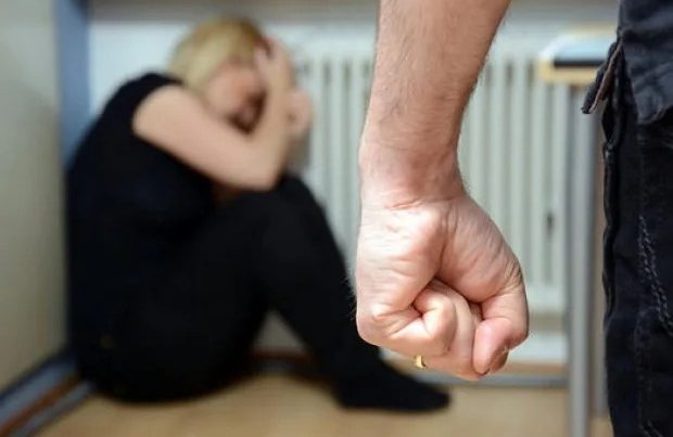 Bakıda kişi arvadını iş yerində döydü
