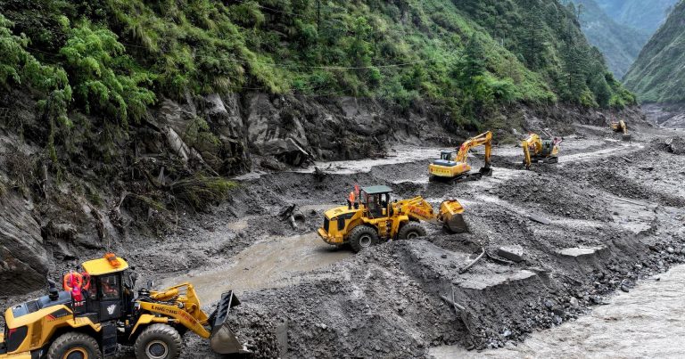Nepalda sel fəlakəti: Ölənlərin sayı 939-a çatdı