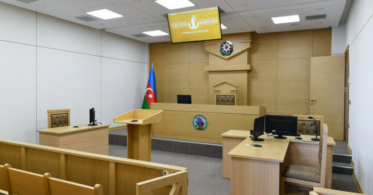 Vəzifəli şəxsləri şantaj edən baş redaktora hökm oxundu