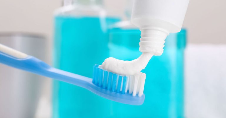 Stomatoloq dili hər gün təmizləməyin vacibliyini açıqladı
