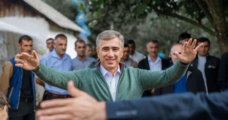 Prezidentin köməkçisi Pəncəli Teymurovun ailəsinin toy məclisinə qatıldı: Qol götürüb oynadı – Foto