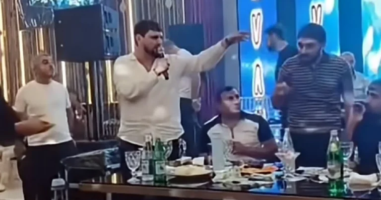 Meyxanaçılar arasında insident: Balaəli həmkarına BUTULKA ATDI – VİDEO